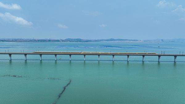 6月28日在湄洲灣跨海大橋，試驗(yàn)列車交會(huì)運(yùn)行。鐵科院集團(tuán)公司供圖